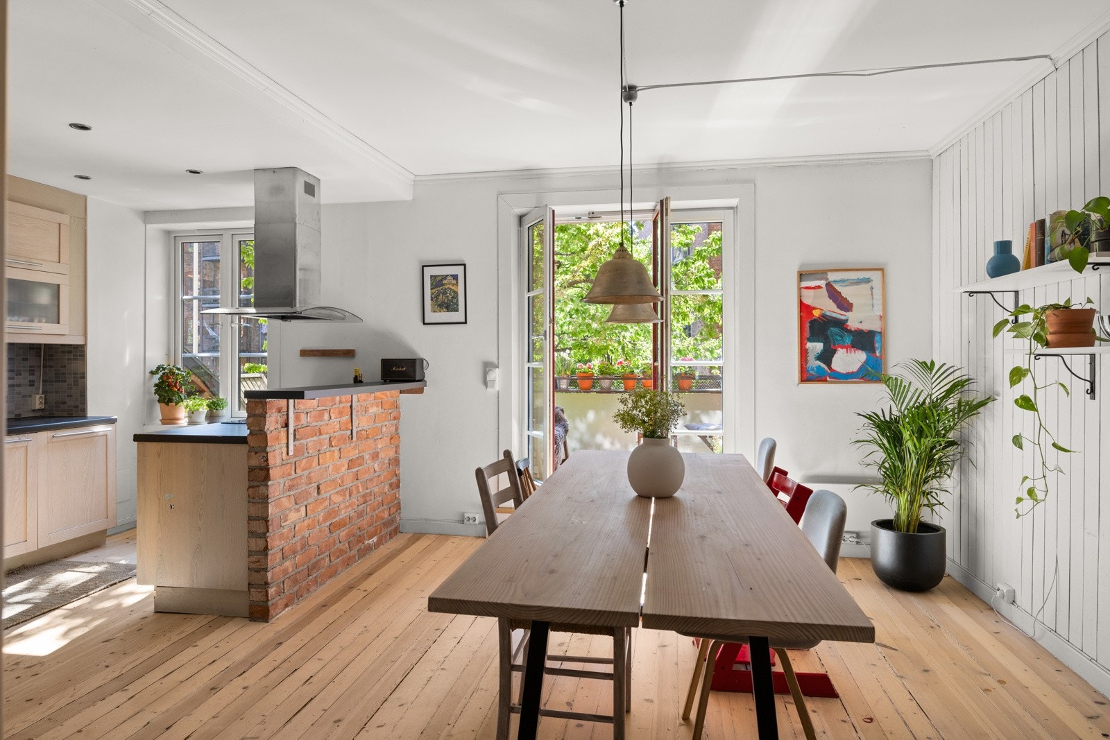 Romslige oppholdsrom med god plass til møblering og flere sosiale soner. Galleribilde