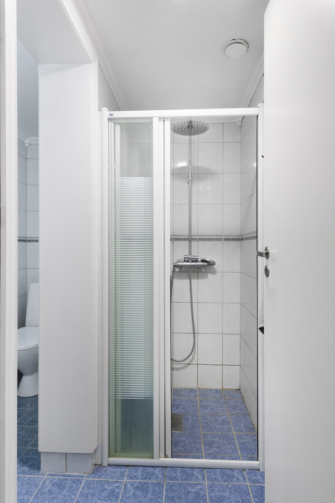 Bad med romslig og god dusjsone med nytt blandebatteri fra 2020 med regndusj. Flislagt i lyse farger. Galleribilde