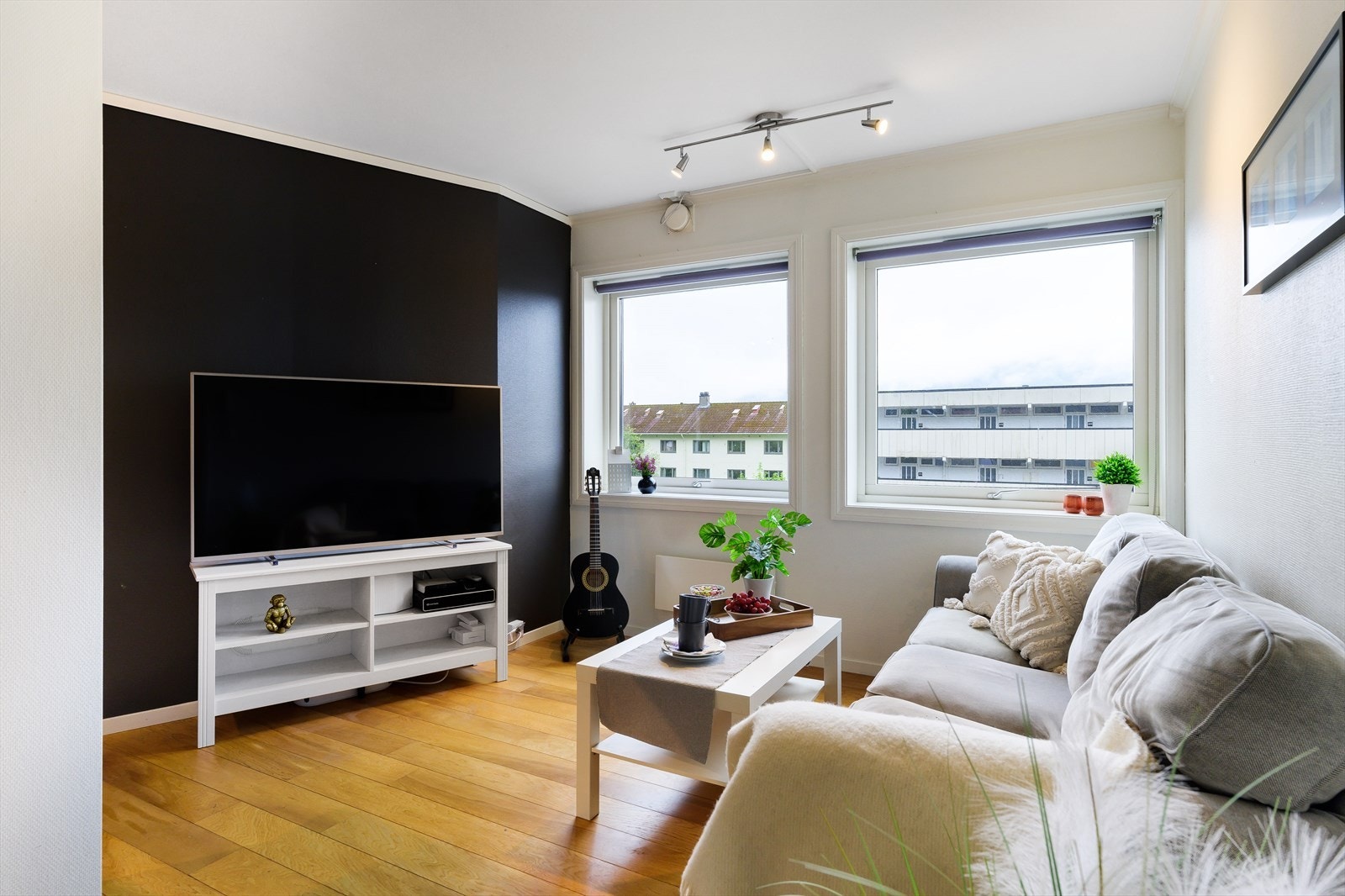 Lys og innbydende stue med store vinduer som slipper inn rikelig med naturlig lys. Galleribilde