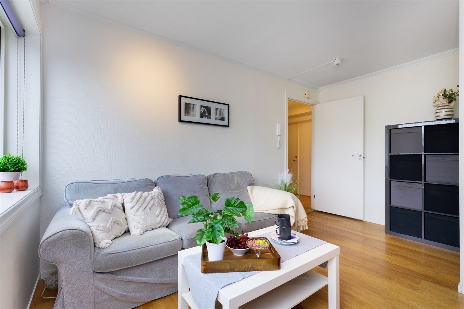 Lys og trivelig stue med store vinduer. Galleribilde