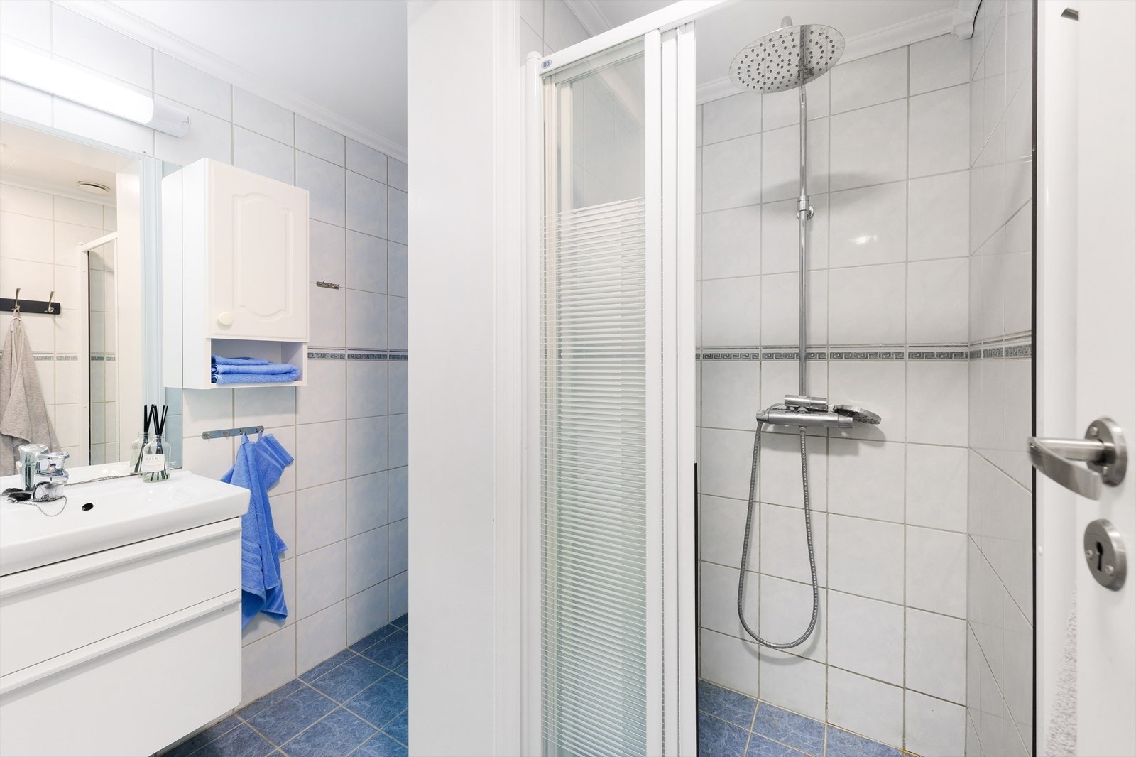 Baderom. Innhuk til dusj og wc. Galleribilde