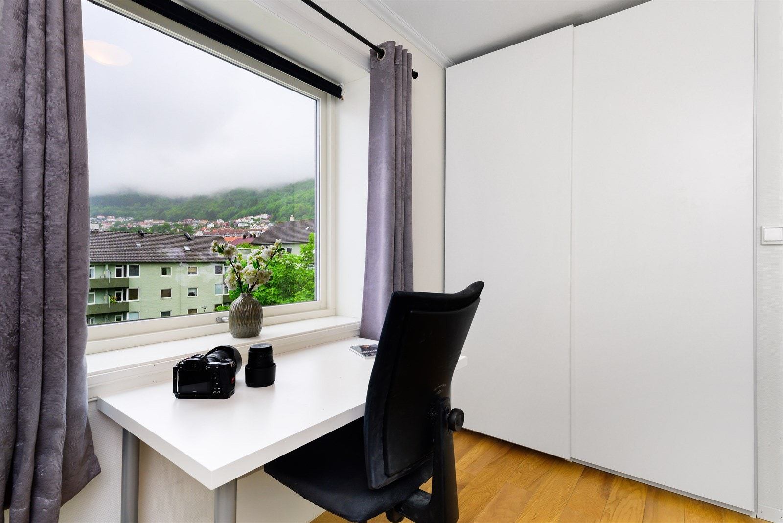 Lys og trivelig arbeidskrok med stort vindu som gir flott utsikt mot Ulriken og nabolaget. Praktisk skyvedørsgarderobe. Galleribilde