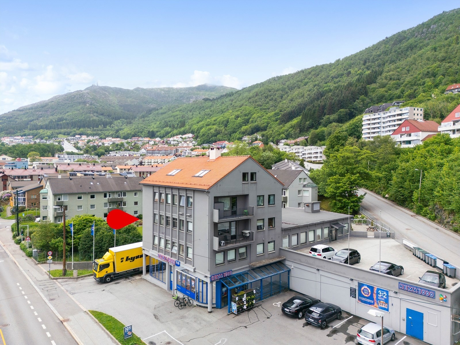 Lys og sentral leilighet med umiddelbar nærhet til butikker, servicefasiliteter og flott natur. Perfekt for urbant liv. Ulriken i bakgrunn. Galleribilde