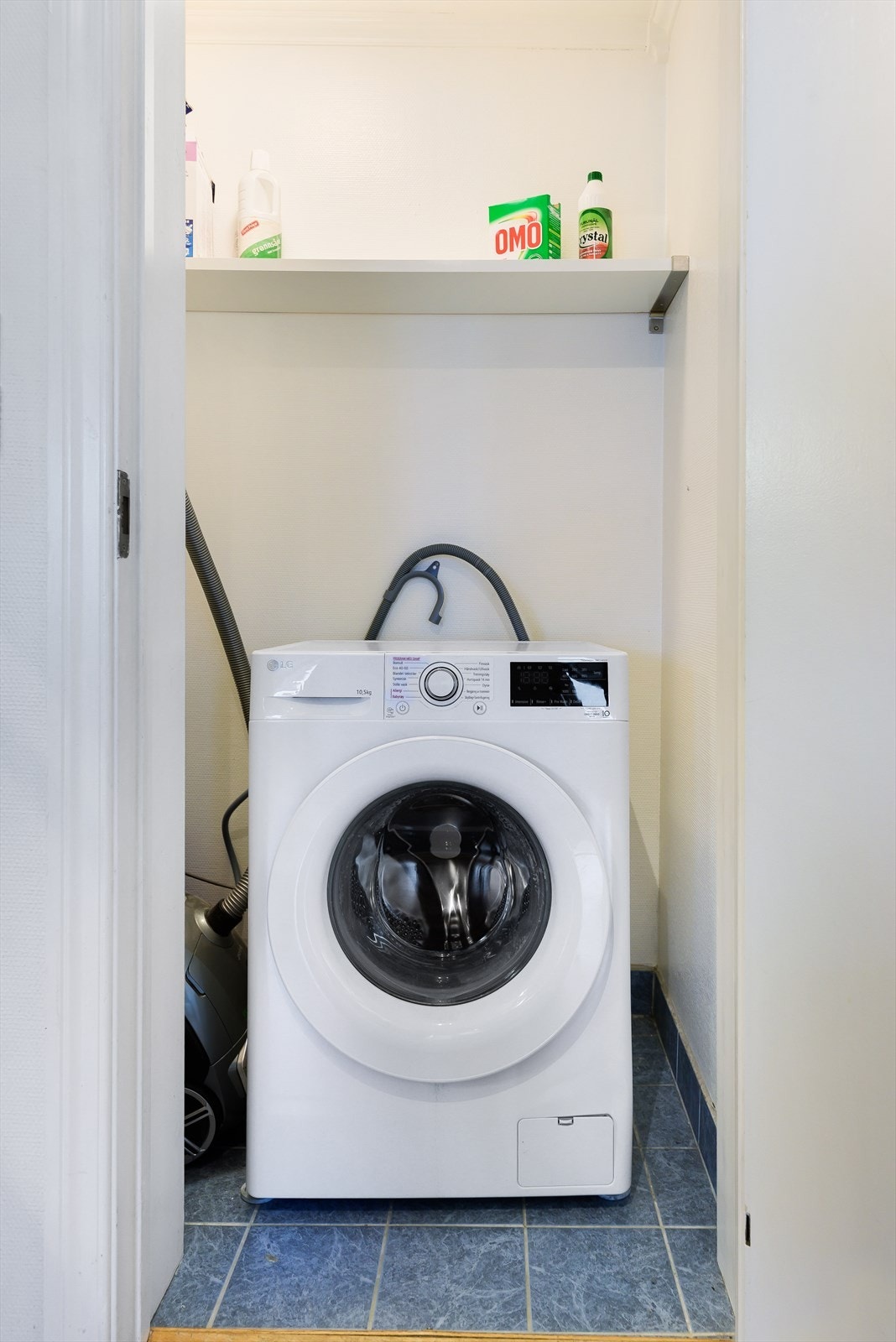 Bod/teknisk rom med sluk. Her har man hatt plass til vaskemaskin. Galleribilde