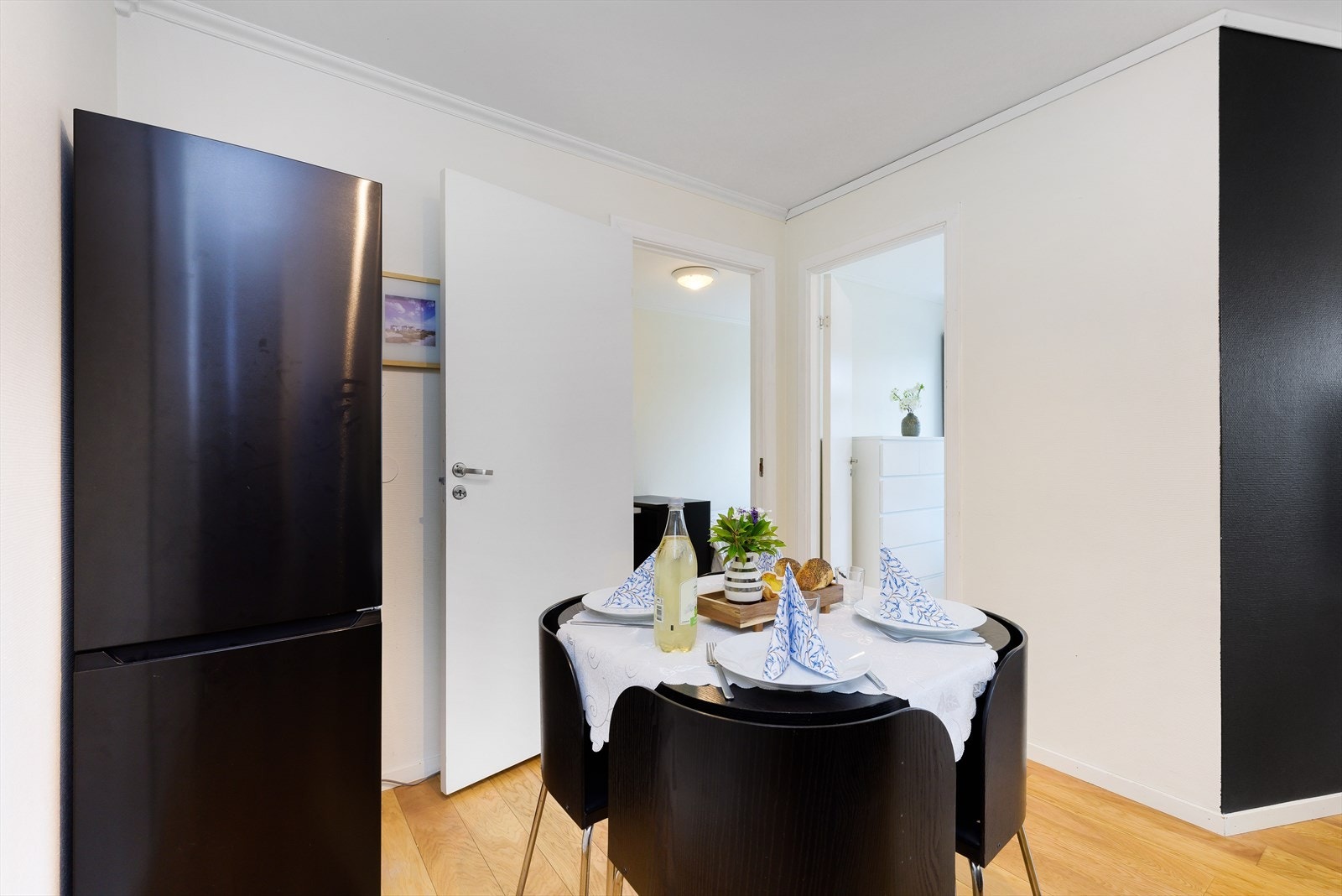 Lys og innbydende spisestue med elegante kontraster og moderne innslag. Optimal utnyttelse av plassen. Galleribilde