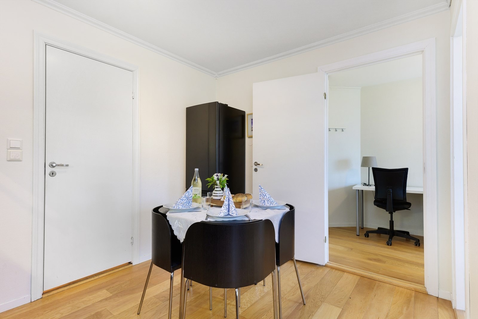 Innbydende entré med praktisk oppbevaringsløsning og attraktive, åpne døråpninger til tilstøtende rom. Galleribilde