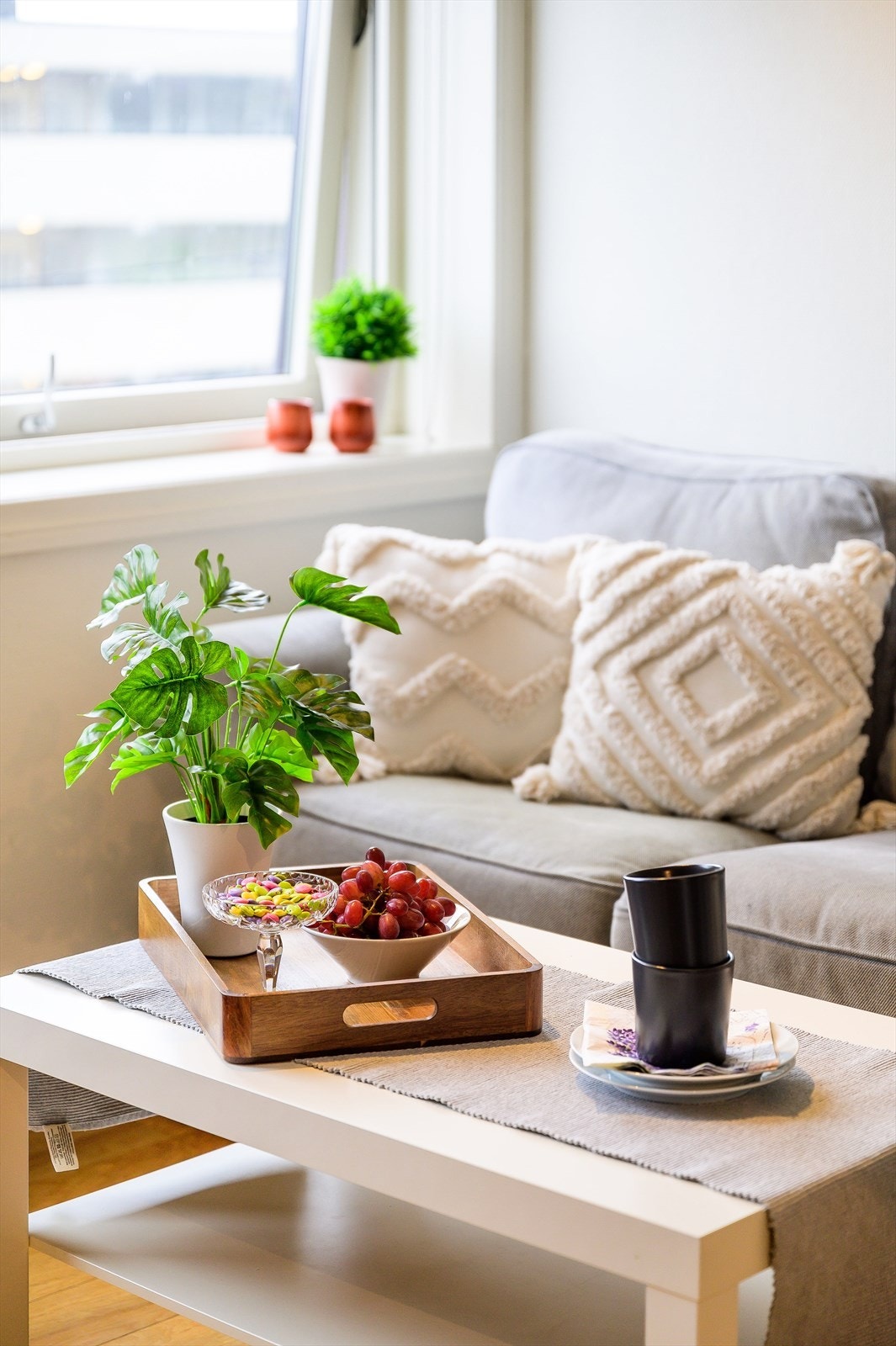 Lys og innbydende stue med store vinduer og utsikt, perfekt for avslappende ettermiddager. Galleribilde