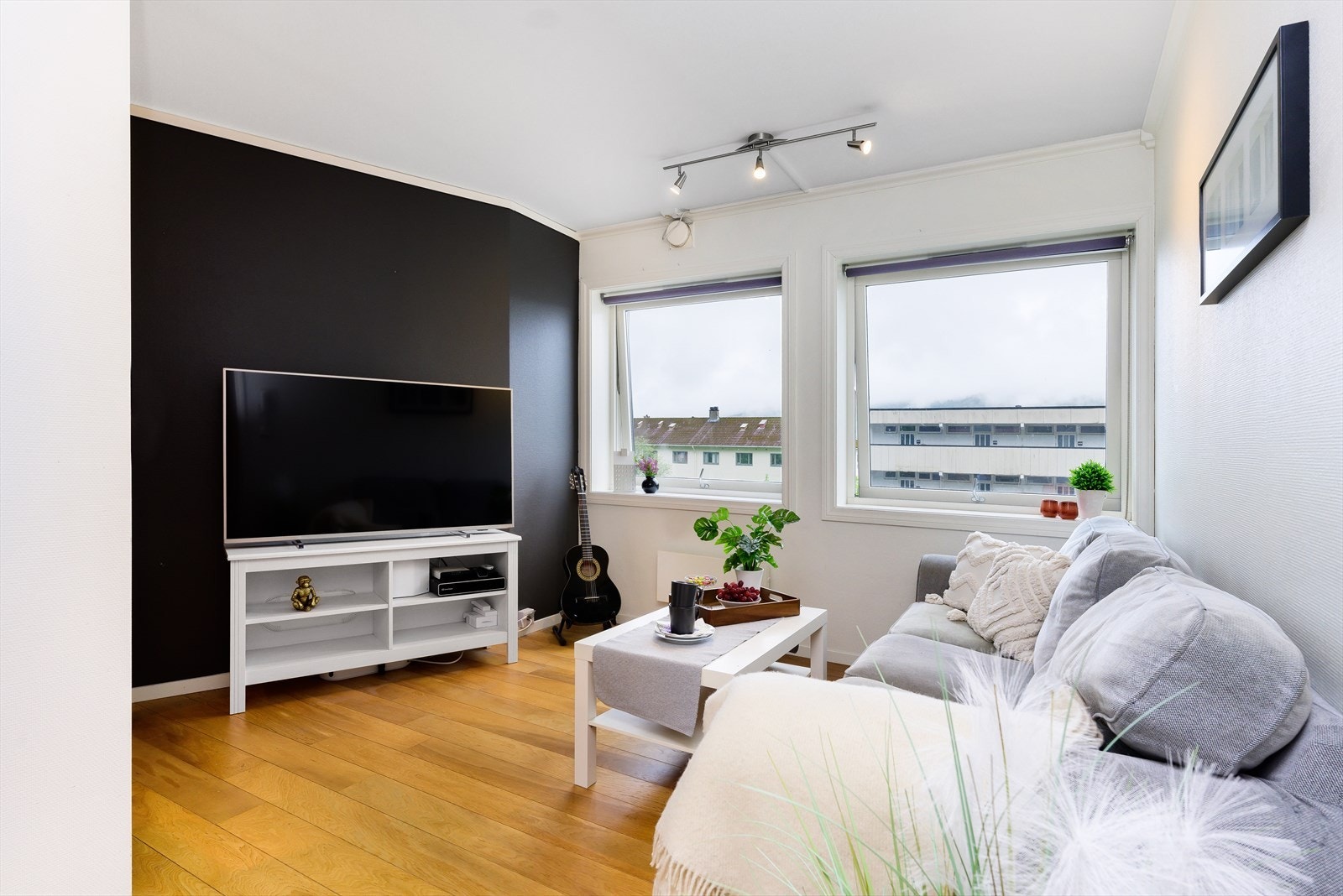 Lys og moderne stue med store vinduer som slipper inn rikelig med naturlig lys. God plass til sofa. Galleribilde