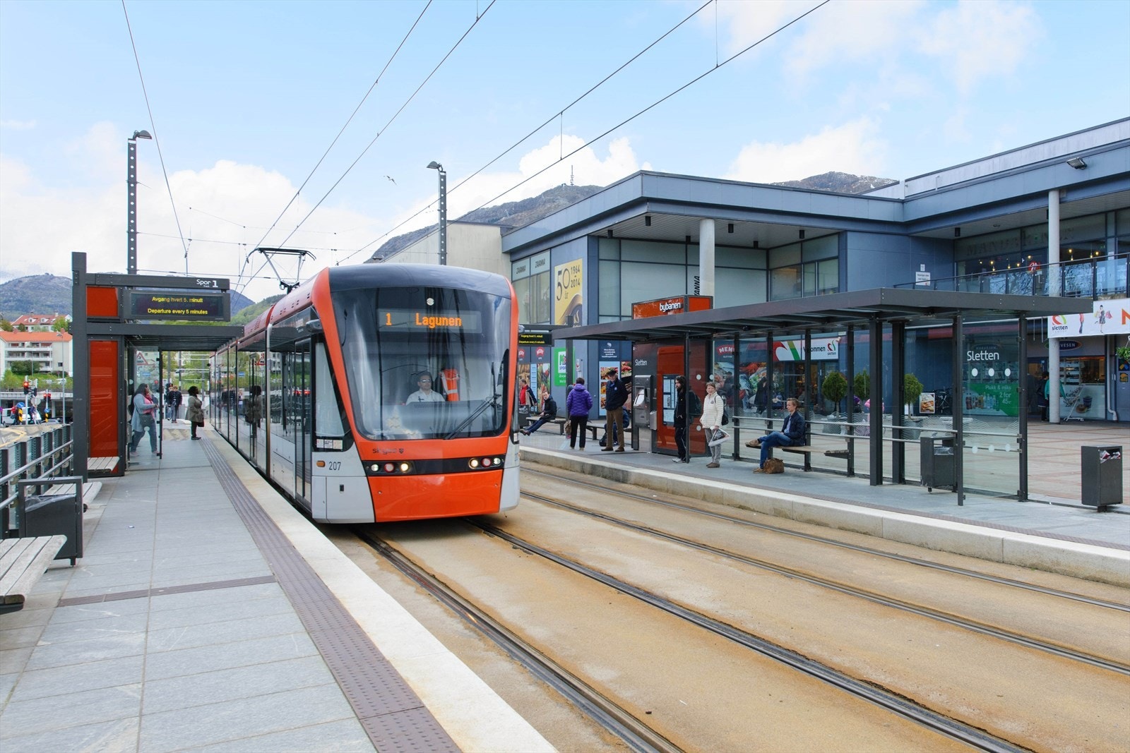 Moderne bymiljø med effektiv bybanetilgang og variert handelstilbud rett ved stasjonen. Galleribilde