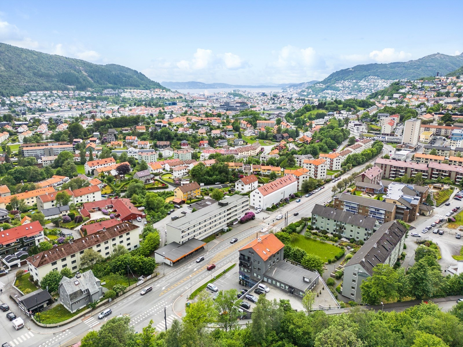 Nydelig beliggenhet med kort vei til det meste av servicetilbud i Bergen. Busstopp rett utenfor bygget, matvarebutikk i 1.etg og mye mer. Galleribilde