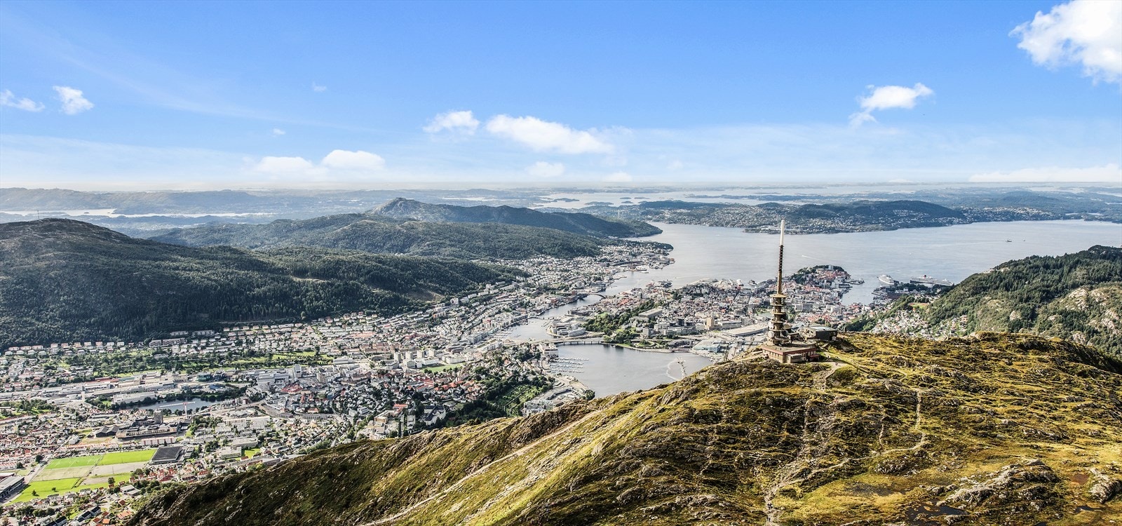 Nydelig utsikt over byen og fjorden, omkranset av majestetiske fjell og rik natur. Ulrikken. Et av mange fjell man kan gå til fra leiligheten. Galleribilde