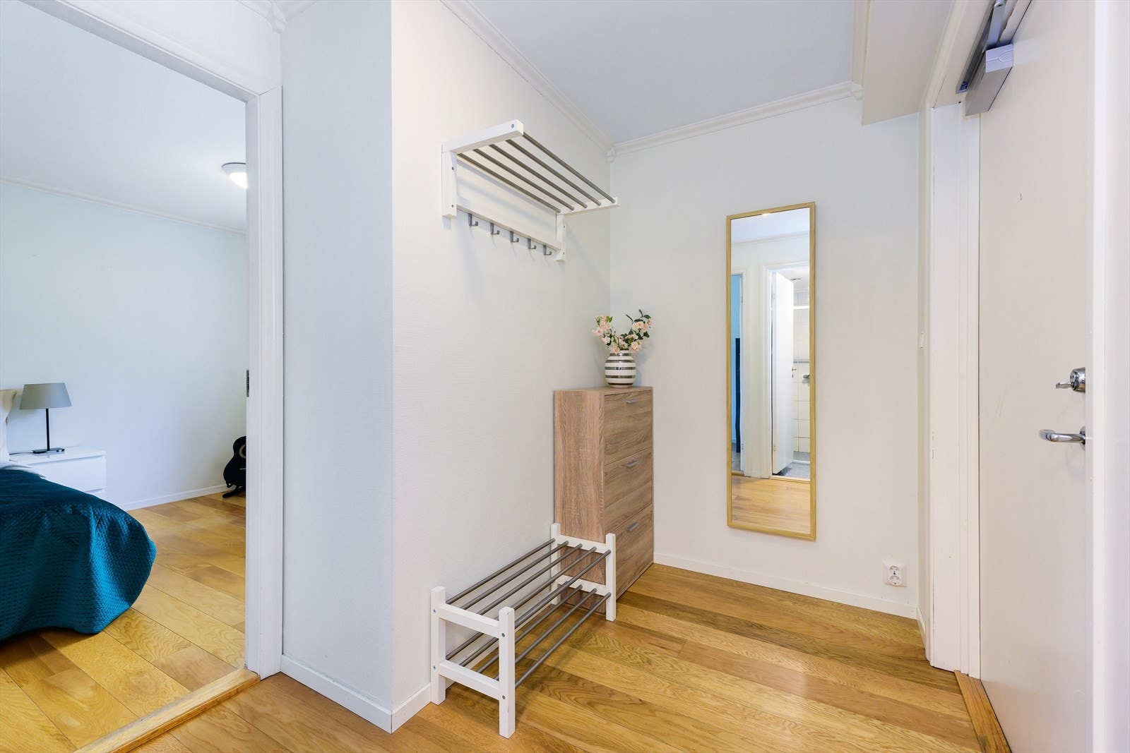 Lys og innbydende entré med parkettgulv og god plass til garderobeløsning. Galleribilde