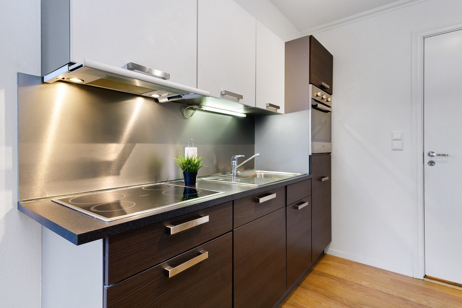 Moderne kjøkken med integrerte hvitevarer og stilrene overflater i en effektiv og estetisk tiltalende design. Galleribilde