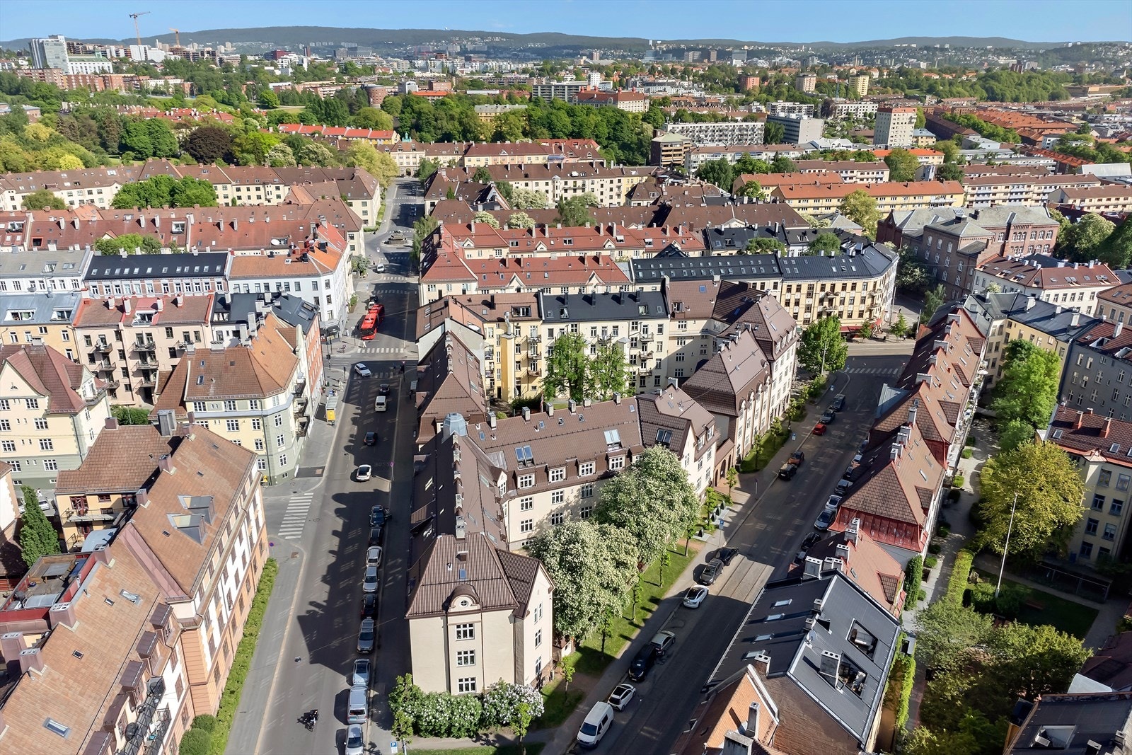 Leiligheten ligger i et meget populært område på Torshov, rett på oversiden av Akerselva -et område hvor det er kort vei til "alt". Galleribilde