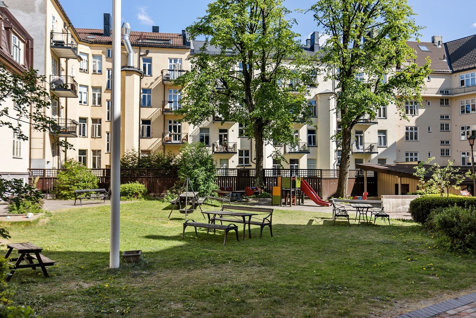 Bakgården er fantastisk, spesielt på sommerhalvåret og kan by på flere sitteplasser Galleribilde