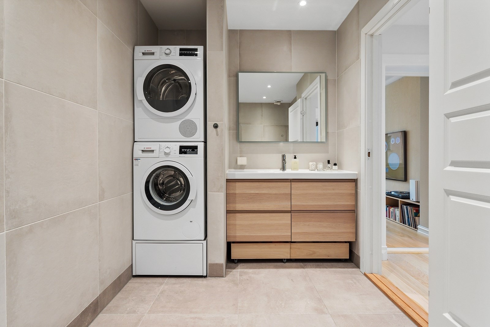 Badet ble totalrenovert i 2021 med ny membran, sluk, fliser og innredning. Arbeidene ble utført av fagfolk. Dokumentasjon er vedlagt i salgsoppgaven. Galleribilde