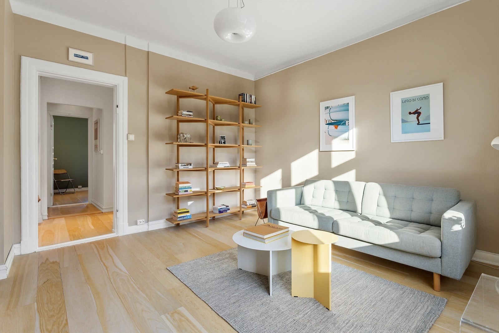 Stuen er opprinnelig leilighetens hovedsoverom, men brukes i dag som stue. Det god plass for dobbeltseng med tilhørende nattbord og garderobeskap om det er ønskelig å benytte rommet som soverom. Galleribilde