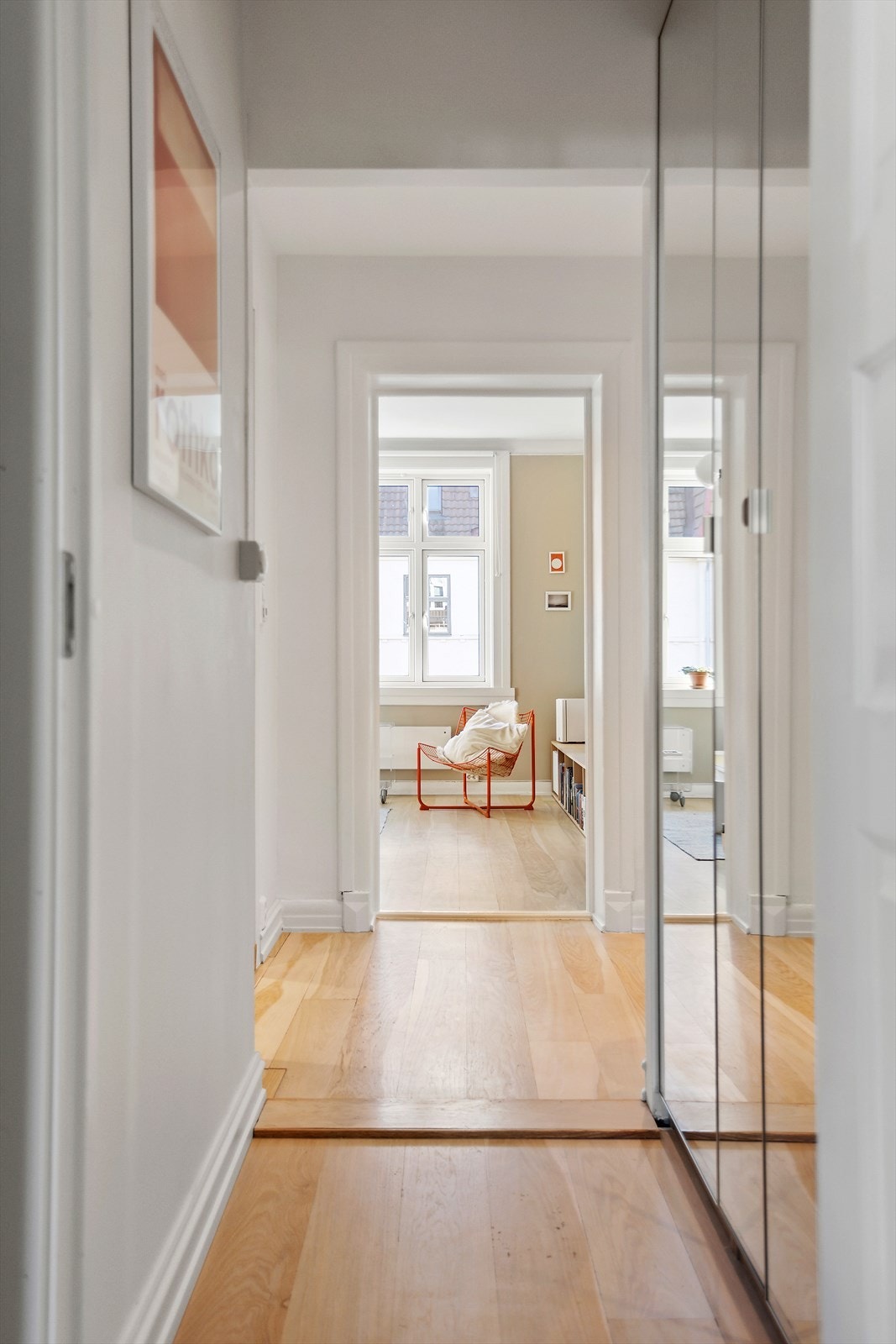 I gangen mellom entré og soverommet så er det plassert et skap for ekstra oppbevaring. Ellers så disponerer boligen en kjellerbod på 7,4 m² og en loftsbod på 3 m² gulvareal Galleribilde