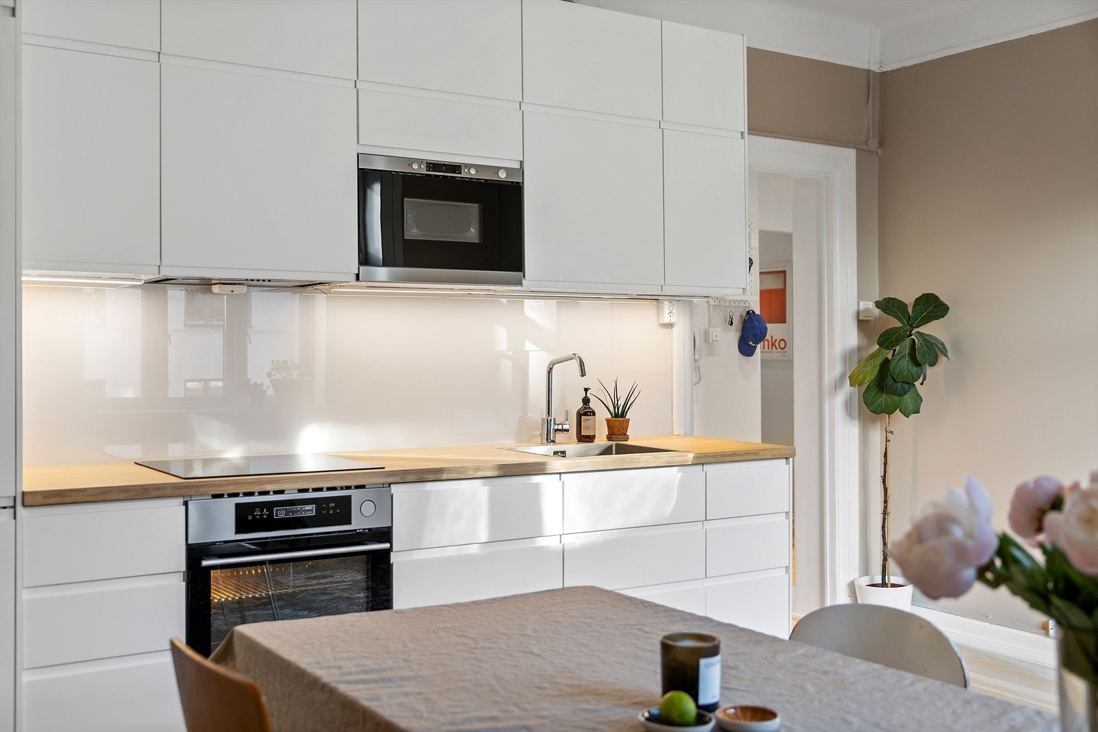 Kjøkkenet er godt utnyttet med rikelig skap- og benkeplass, for både matlaging og oppbevaring Galleribilde