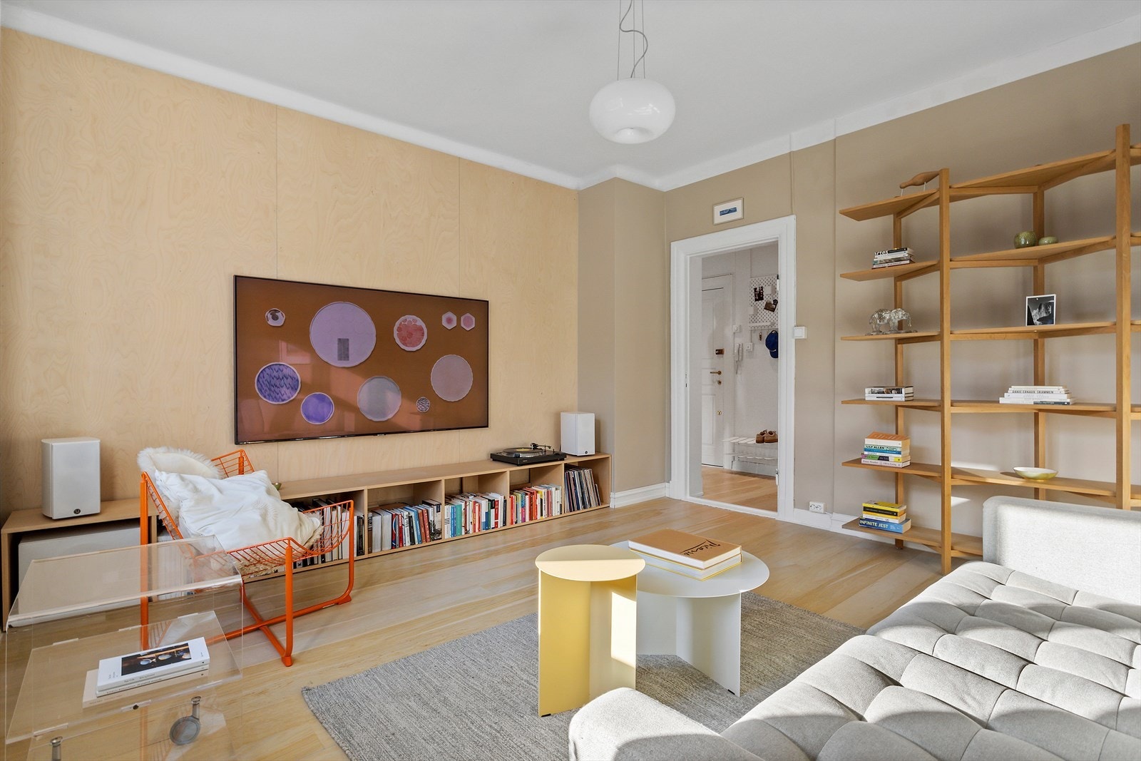 Hele leiligheten er malt i en delikat fargepalett med parkettgulv, som gir en god atmosfære Galleribilde