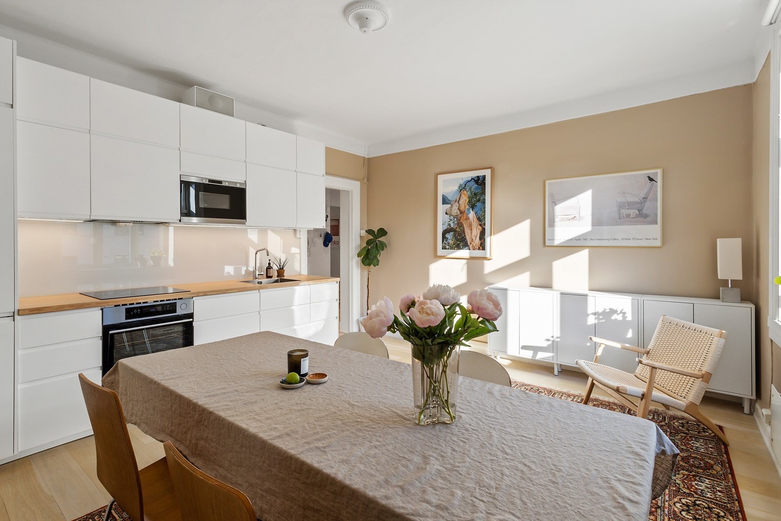 Stort og sosialt kjøkkenrom med stilren IKEA kjøkkeninnredning fra 2017. Galleribilde