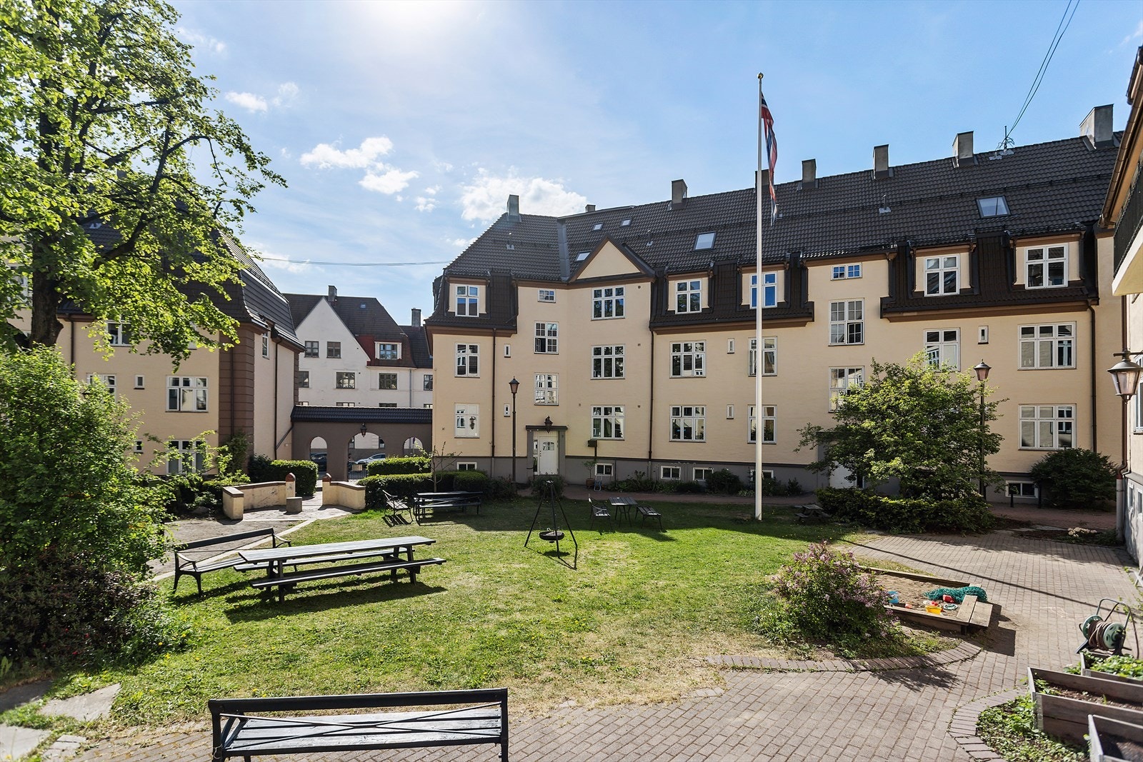 Borettslaget har idyllisk bakgård hvor du virkelig kan nyte sommeren i frodig og fredelige omgivelser Galleribilde