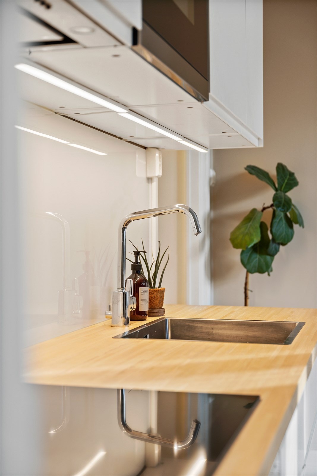 Kjøkkenet ble oppgradert i 2021 med ny benkeplate av tre, glassplate på bakvegg, lekkasjesikring og ny varmtvannsbereder (i bod bak kjøkken) Galleribilde