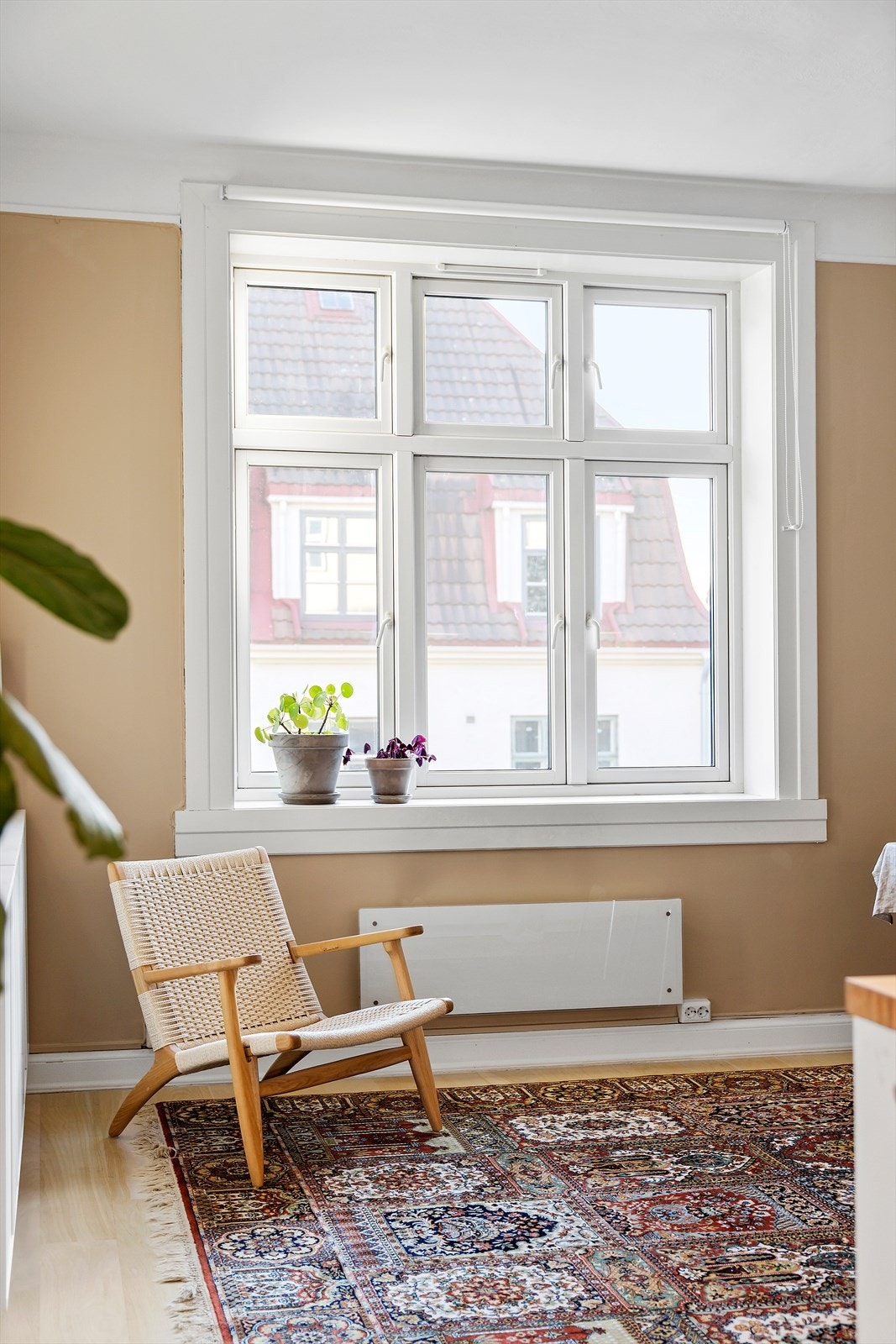 Stort vindu med dype vinduskarmer for å plassere plantene dine Galleribilde