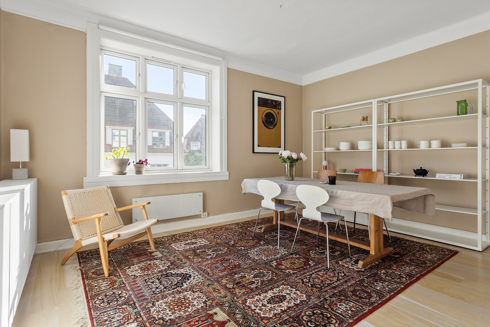 Åpent og hyggelig kjøkkenrom med plass til stort spisebord. God plass for å ha åpen stue/kjøkken løsning om man skal ha to soverom i boligen Galleribilde