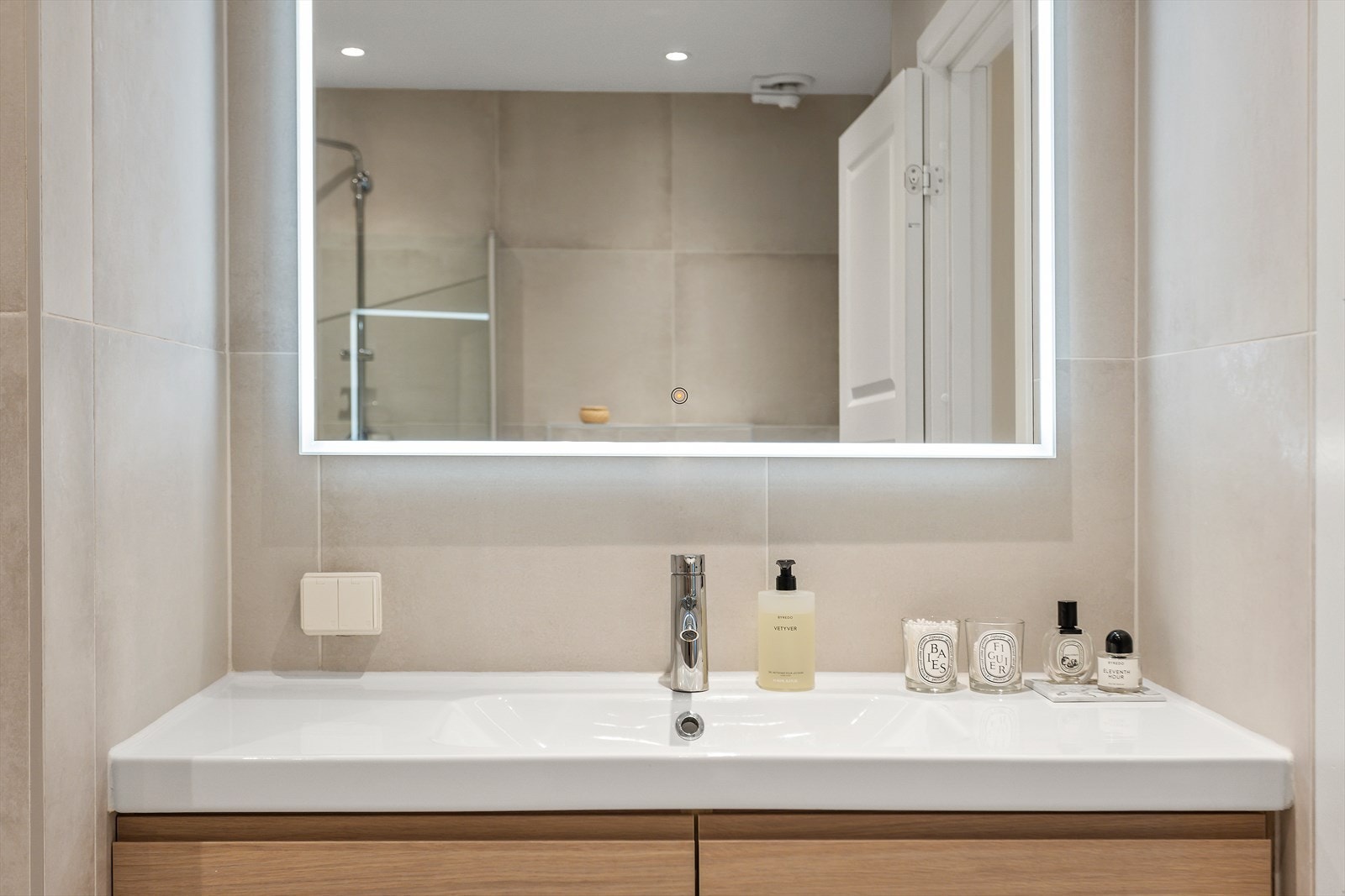 Baderommet er innredet med servant i skuffeseksjon for oppbevaring Galleribilde