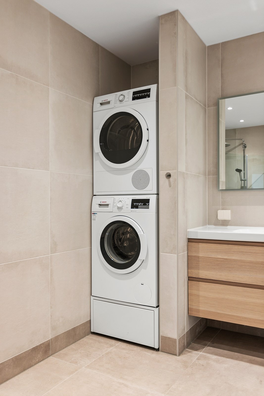 Avsatt nisje og opplegg for både vaskemaskin og tørketrommel. Galleribilde