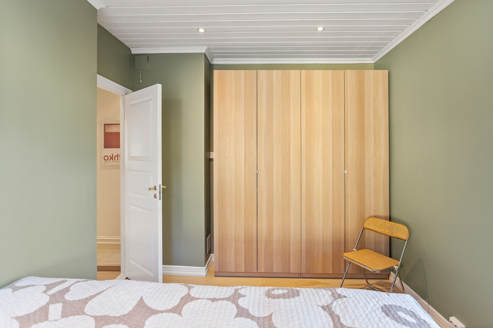 Rommet er innredet med stort garderobeskap som gir masse oppbevaring Galleribilde