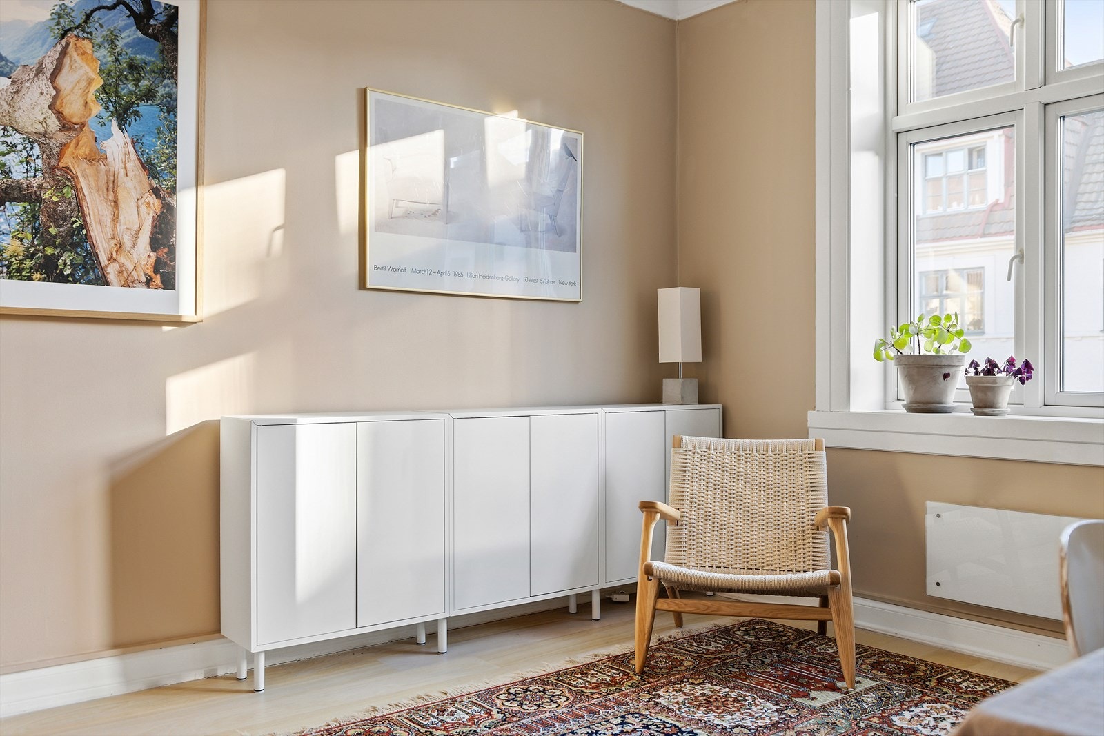 Rommet kan innredes som stue med sofagruppe og spisebord Galleribilde