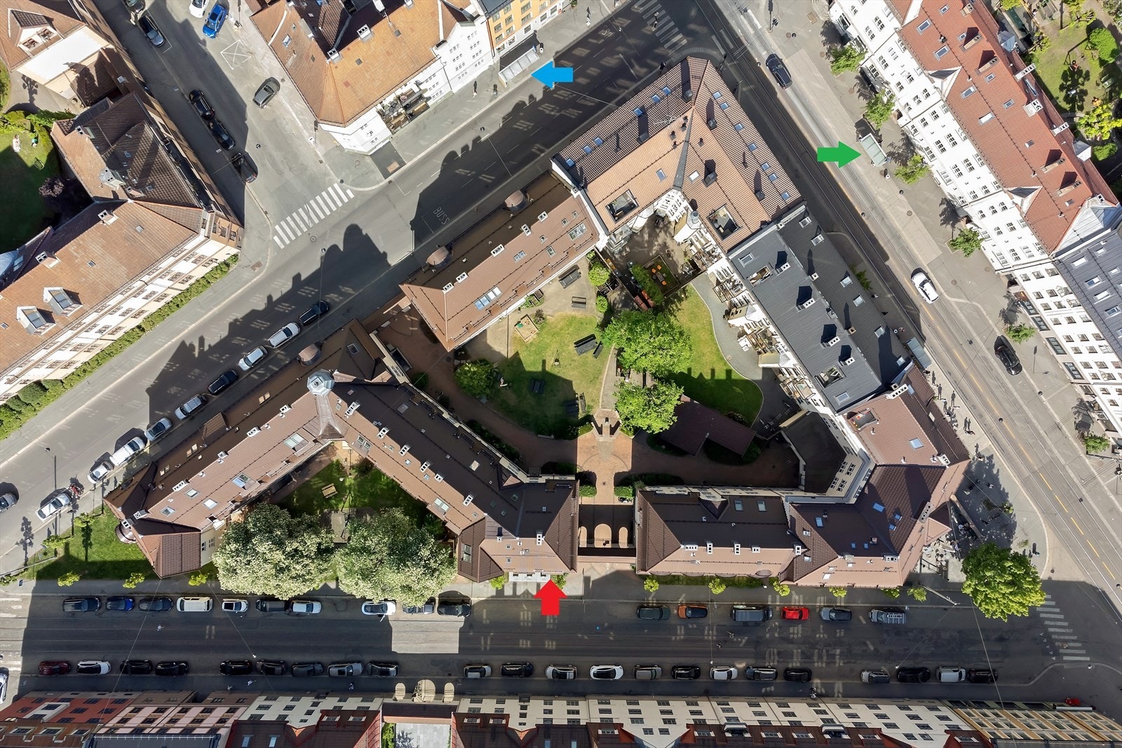 Legg merke til rød pil som viser boligens beliggenhet mot Bentsebrugata. Blå pil viser busstoppet Torshov med 20-bussen og flybussen i begge retninger. Grønn pil viser trikkeholdeplassen Torshov med 11, 12 og 18 trikken i begge retninger. Galleribilde