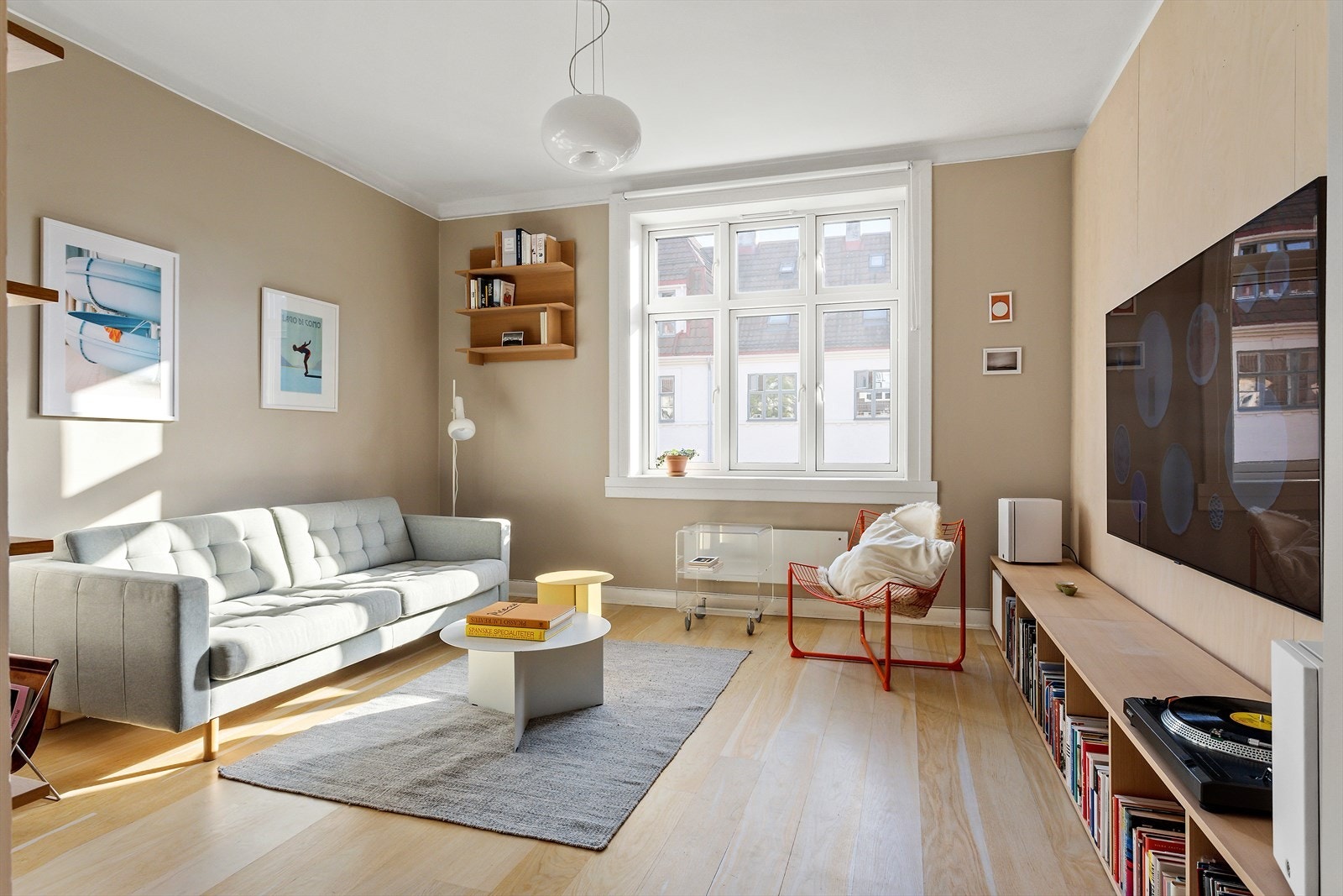 Dette er en nydelig leilighet gjennomført med klassiske preg som store vindusflater og god takhøyde. Galleribilde