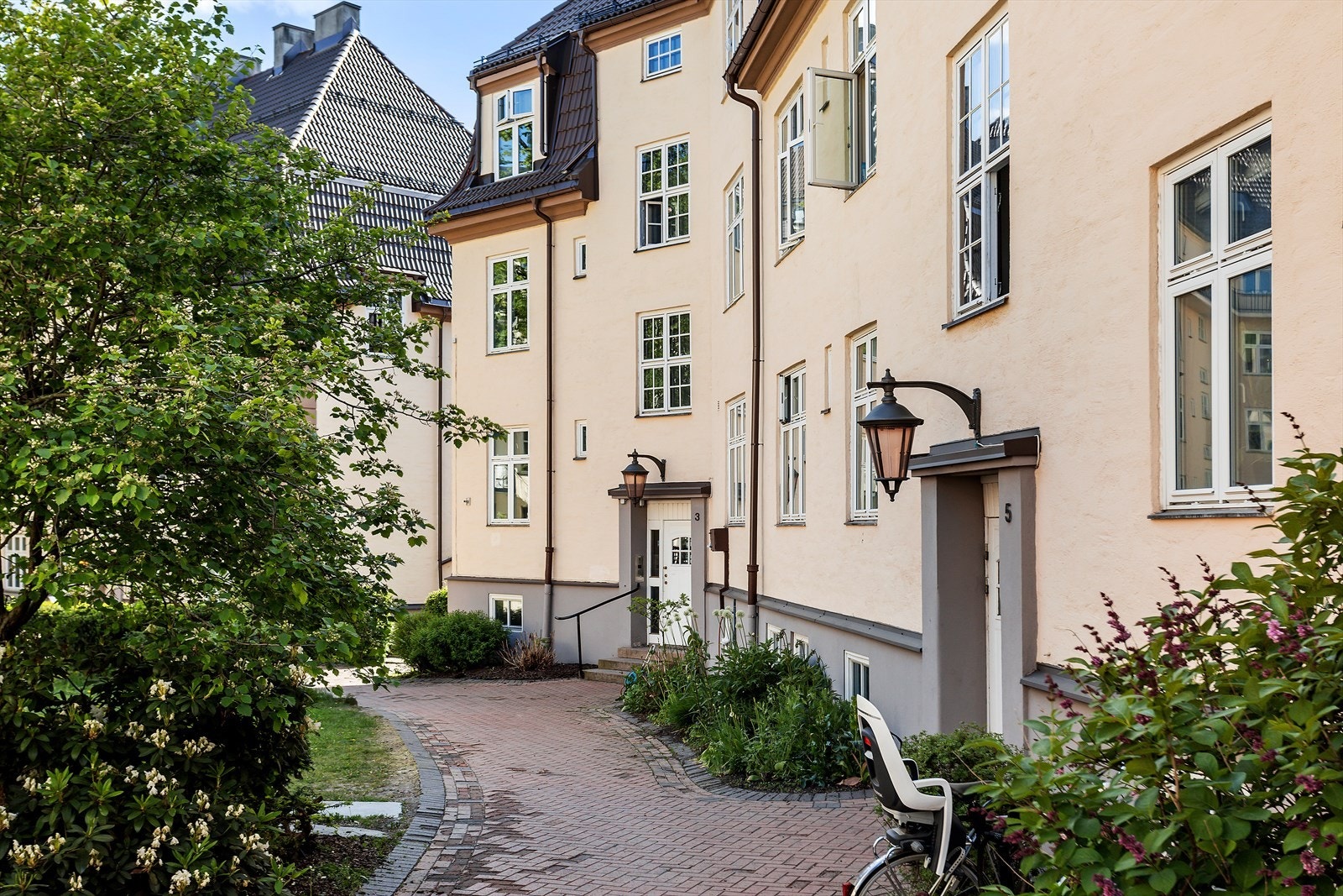 Leiligheten ligger i nydelige Torshov Kvartal II. Dette er en klassisk Torshovgård med flott arkitektur, store vinduer, god takhøyde og herlige gårdsrom som beboerne kan benytte seg av! Galleribilde