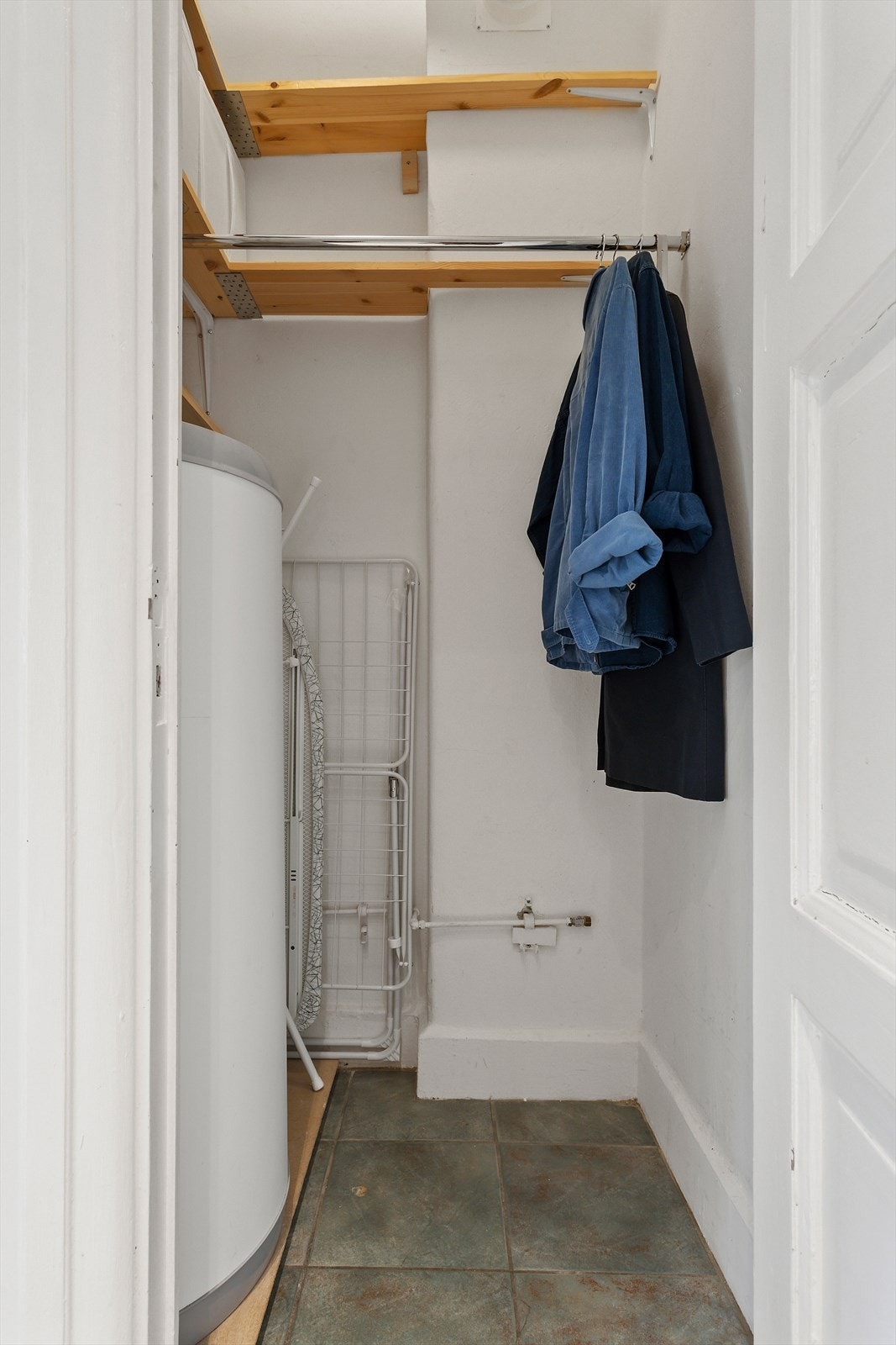 I tilknytning til entréen er det praktisk innvendig bod for ytterligere oppbevaring. Her med varmtvannsberederen fra 2021 samt hyller og heng for oppbevaring. Galleribilde