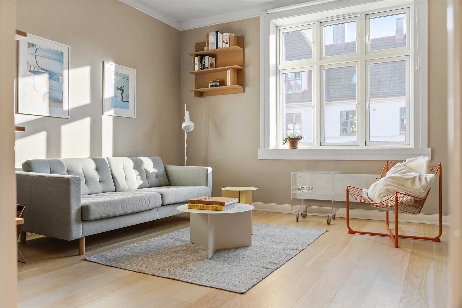 Store vindusflater og god takhøyde gir en lys og trivelig stue. Galleribilde