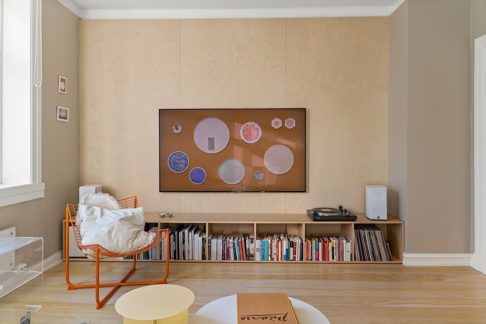 En lys og romslig stue med god plass til stor sofagruppe, tv- møbler og annet møblement Galleribilde