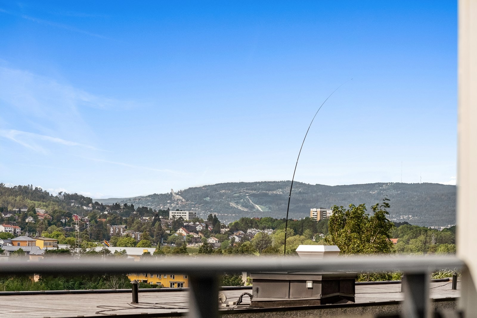 - Her er det utsikt mot blant annet Holmenkollen, noe som gir et vakkert og variert landskap å nyte fra stuen - Galleribilde