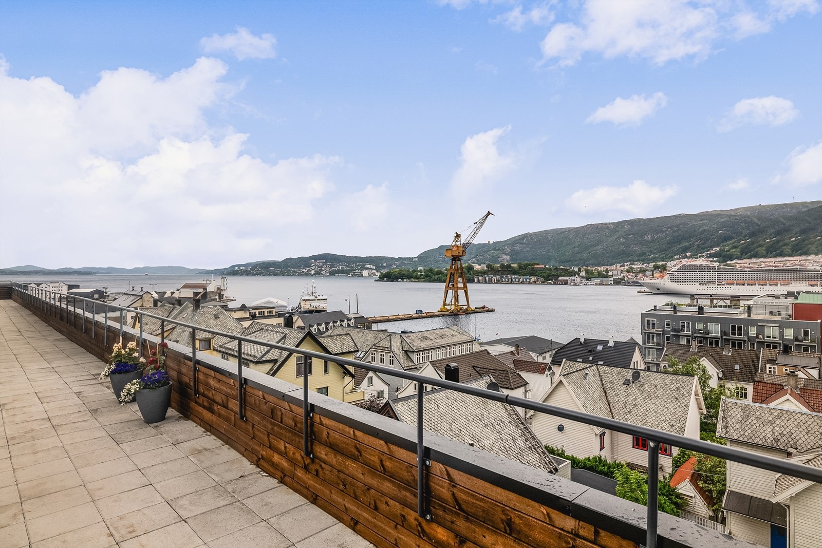 Fra takterrassen er det nydelig utsikt mot Byfjorden, Bergen sentrum, Fløyen og Ulriken. Galleribilde