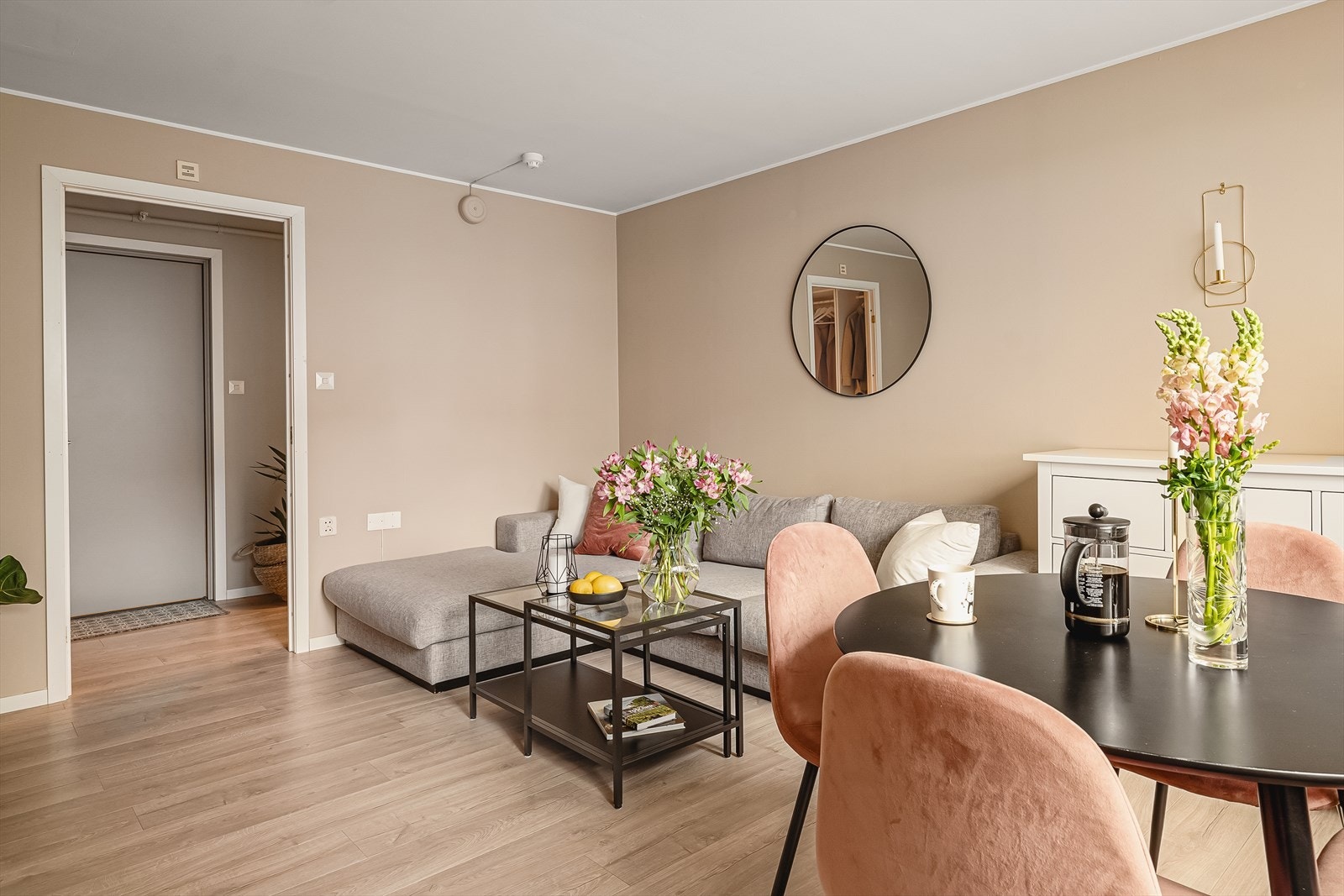 I stuen er det god plass til både sofa og spisebord. Galleribilde