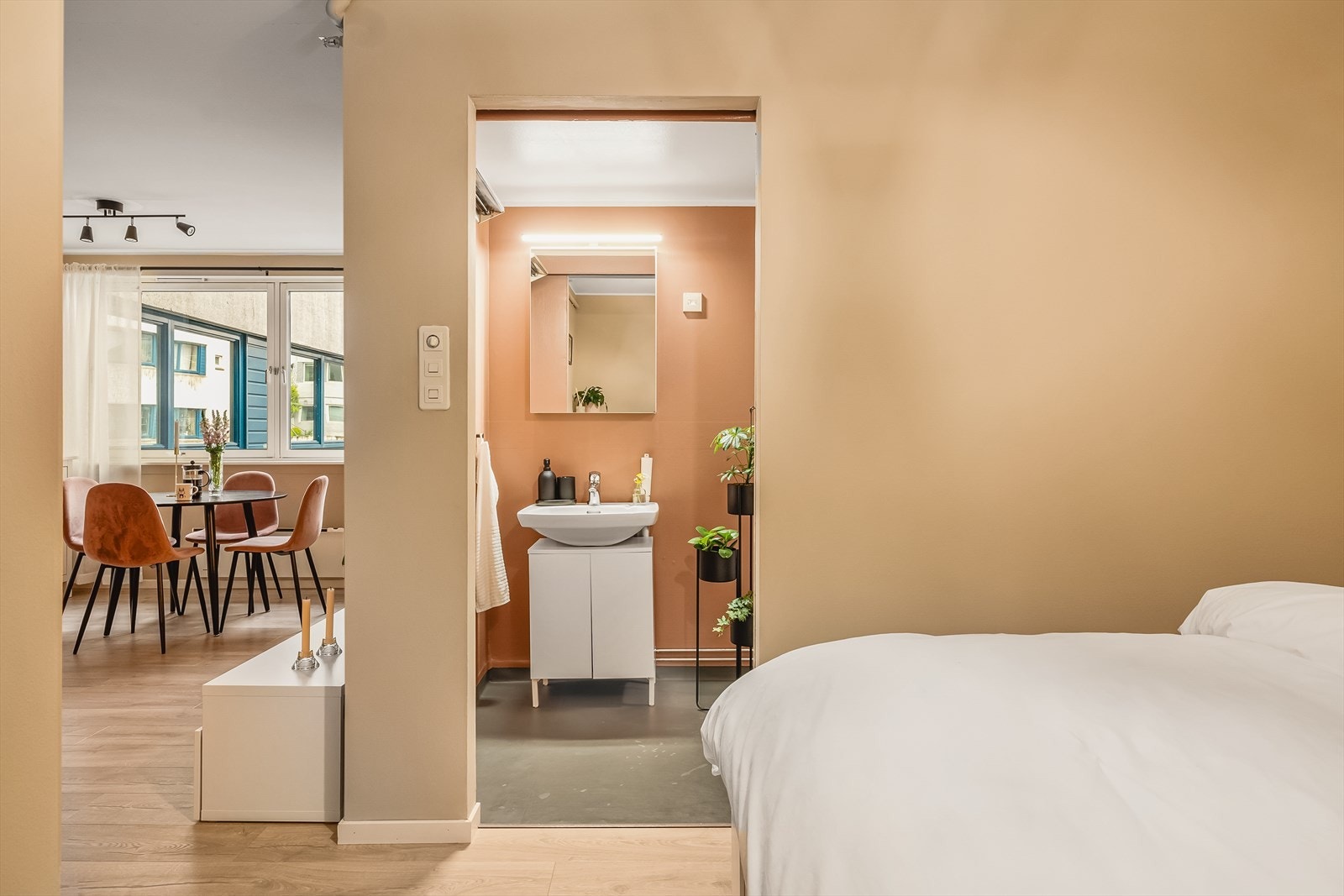 Fra sovealkoven er det videre inngang til badet. Galleribilde