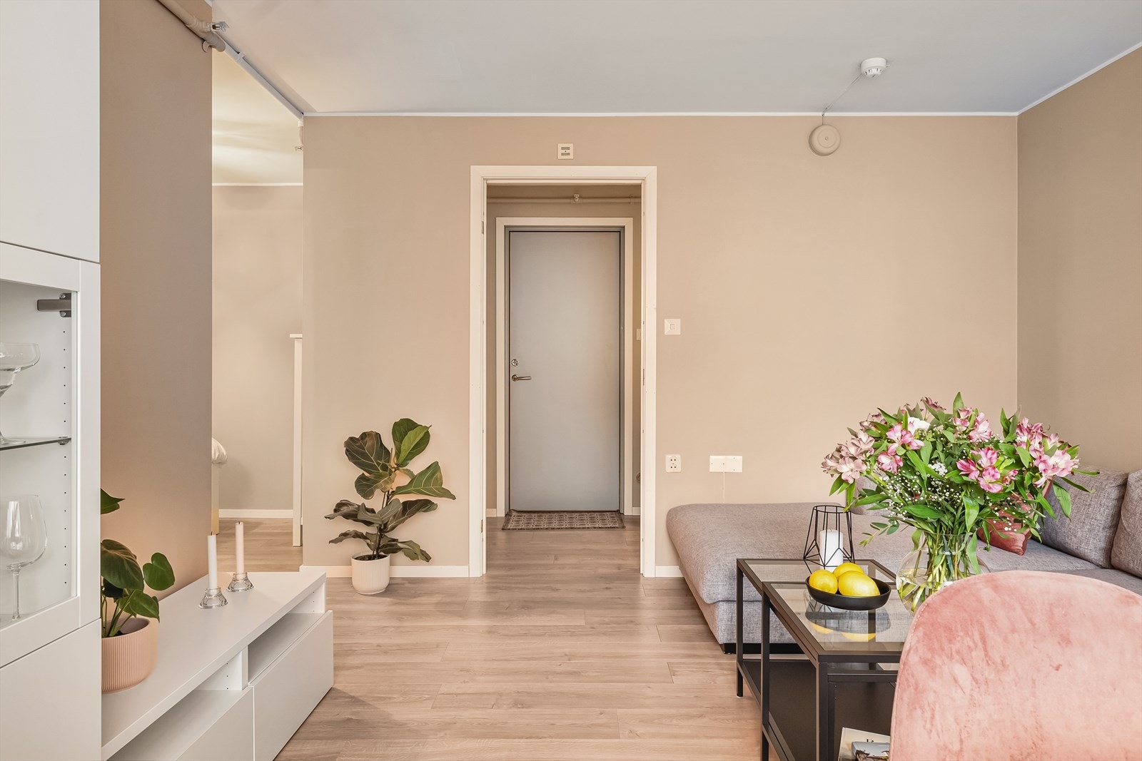 Leiligheten er malt i tidsriktige farger, og det er lagt et pent laminatgulv i 2020. Galleribilde