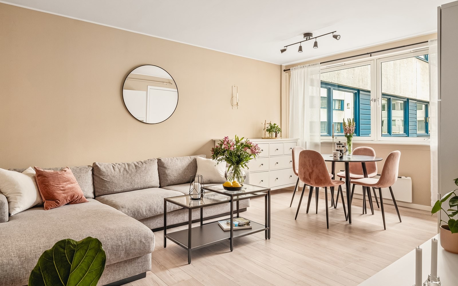 Store vinduer gir rommet godt med naturlig lys. Galleribilde