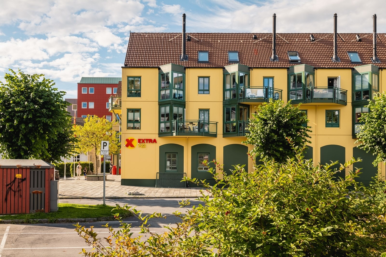 Fra leiligheten er det kun 150 meter ned til Extra Damsgård som holder åpent mellom 07:00 og 23:00 mandag-lørdag. Galleribilde