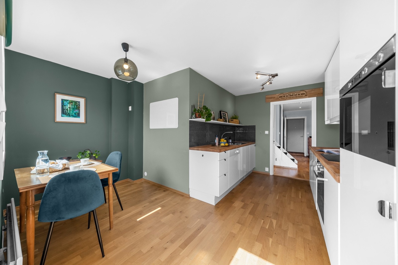 Løsningen gir plass til eget spisebord i et koselig hjørne. Dette er en sjelden løsning blant disse leiligheten i borettslaget. Galleribilde