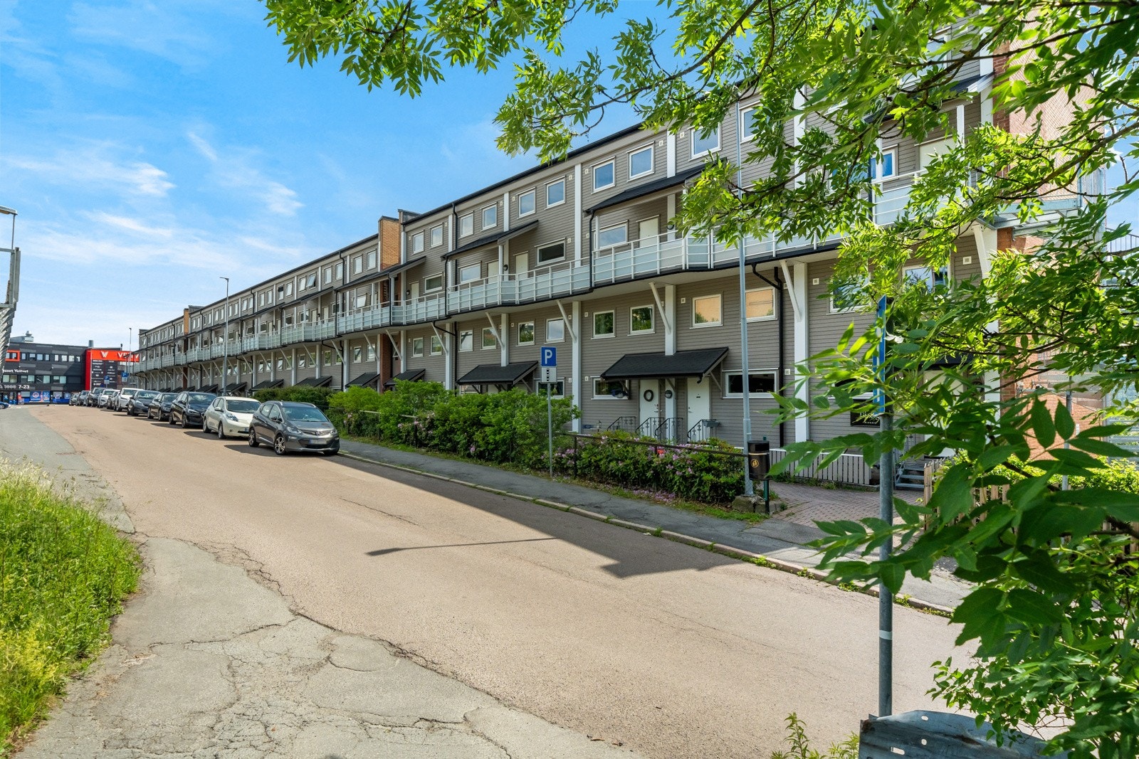 Det er muligheter for leie av parkeringsplass etter ventelister i borettslaget. Ellers godt med gateparkering, som foreløpig er gratis. Galleribilde