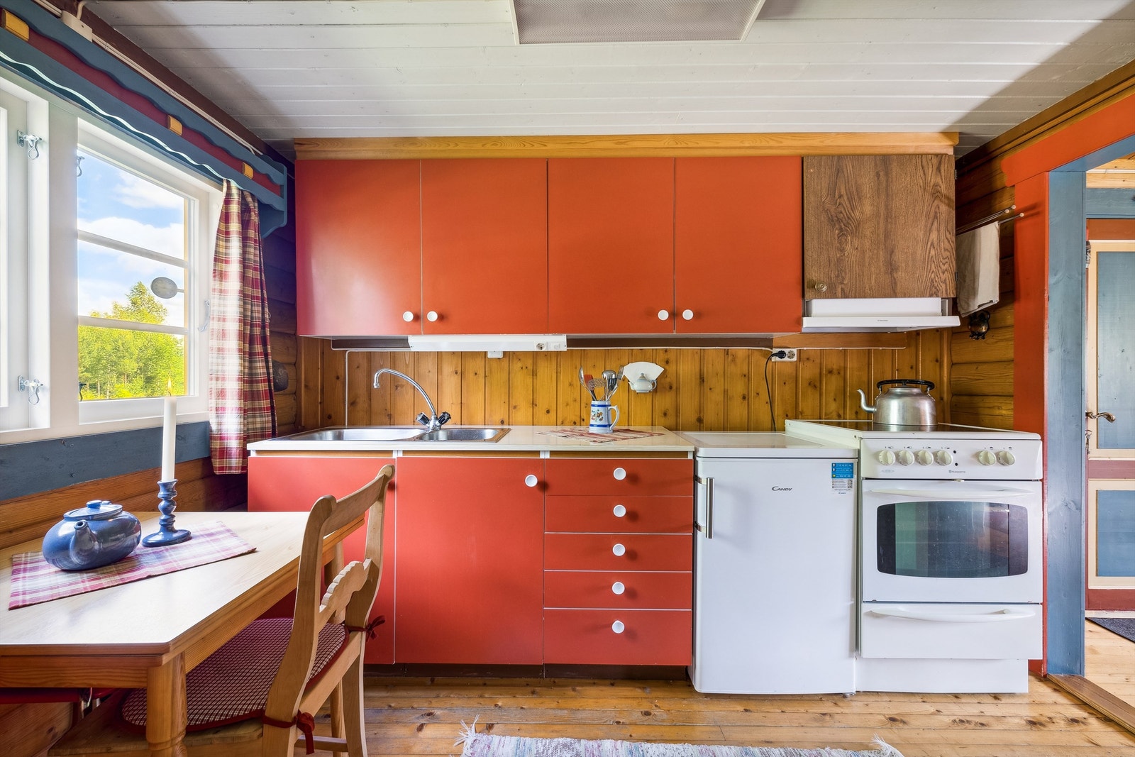 Separat kjøkken med en hyggelig spiseplass ved vinduet Galleribilde