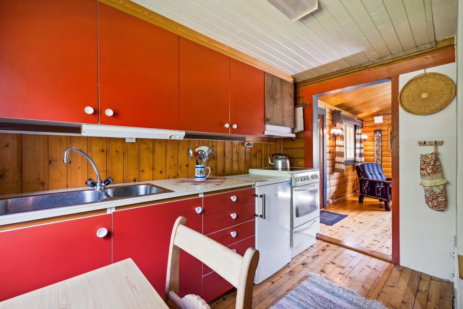 Kjøkkeninnredning med plass til lite kjøleskap samt komfyr Galleribilde